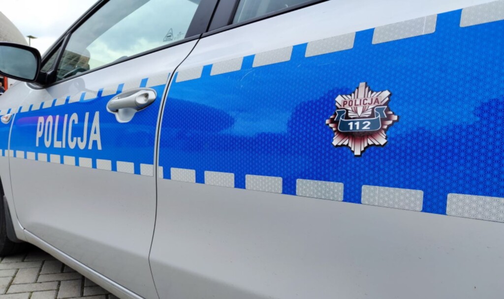 Włamywacz penetrował pomieszczenia. Przez okno widzieli to policjanci
