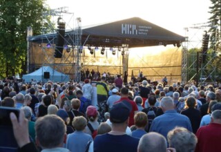 "Scena przed Nowohuckim Centrum Kultury"