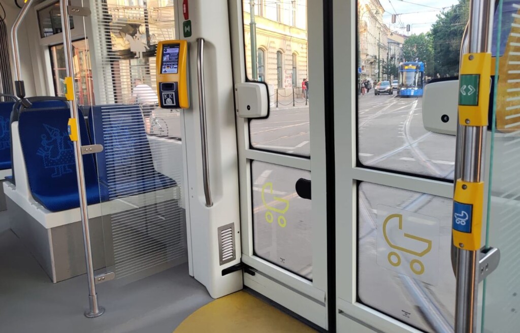 Agresywna seniorka bije laską pasażerów krakowskiej komunikacji miejskiej