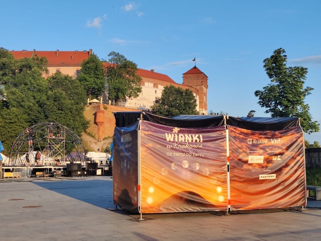 Pod Wawelem powstaje innowacyjna scena. Przed nami Wianki Kraków 2025 [ZDJĘCIA]