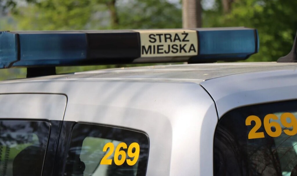 Jechał na hulajnodze i uderzył w latarnię. Mężczyzna był pijany