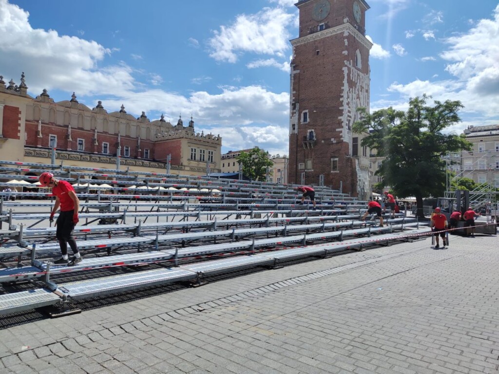 Na Rynku Głównym powstaje trybuna dla kibiców
