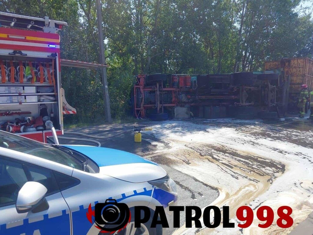 Przewrócona ciężarówka. Droga zablokowana