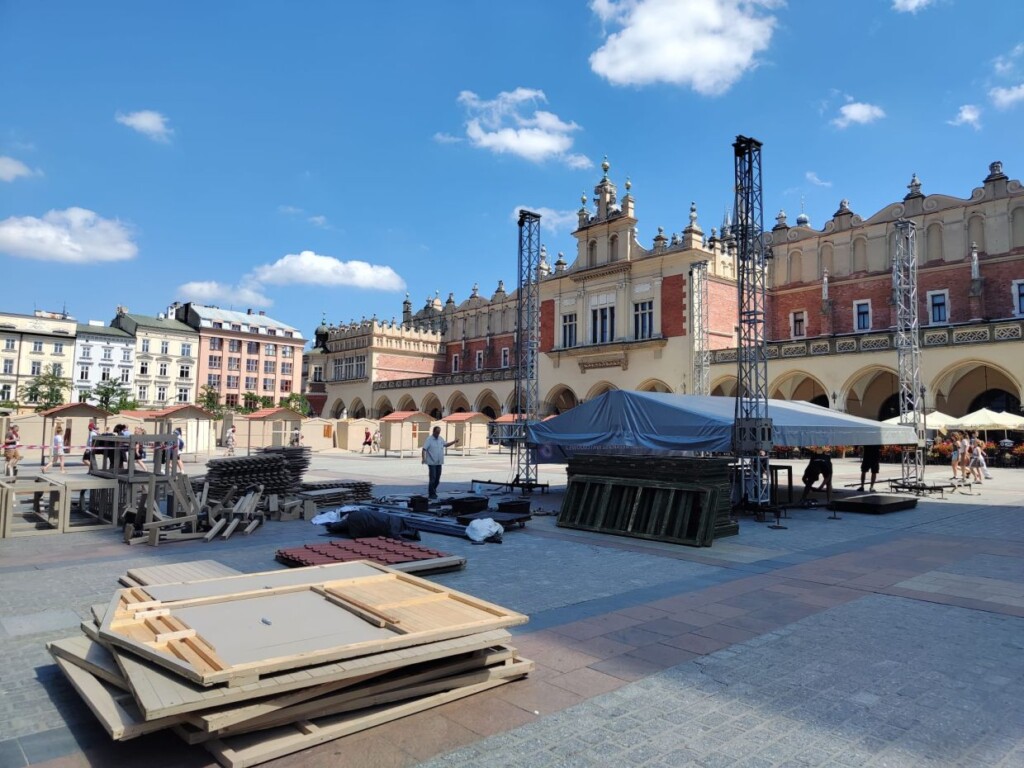 Na Rynku Głównym trwają przygotowania. Start wydarzenia w piątek [ZDJĘCIA]