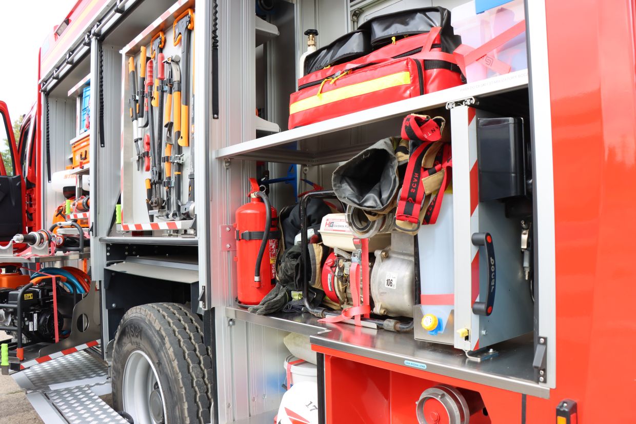 Nocny wypadek w Krakowie. Auto uderzyło w drzewo i stanęło w ogniu. Nie żyje jedna osoba