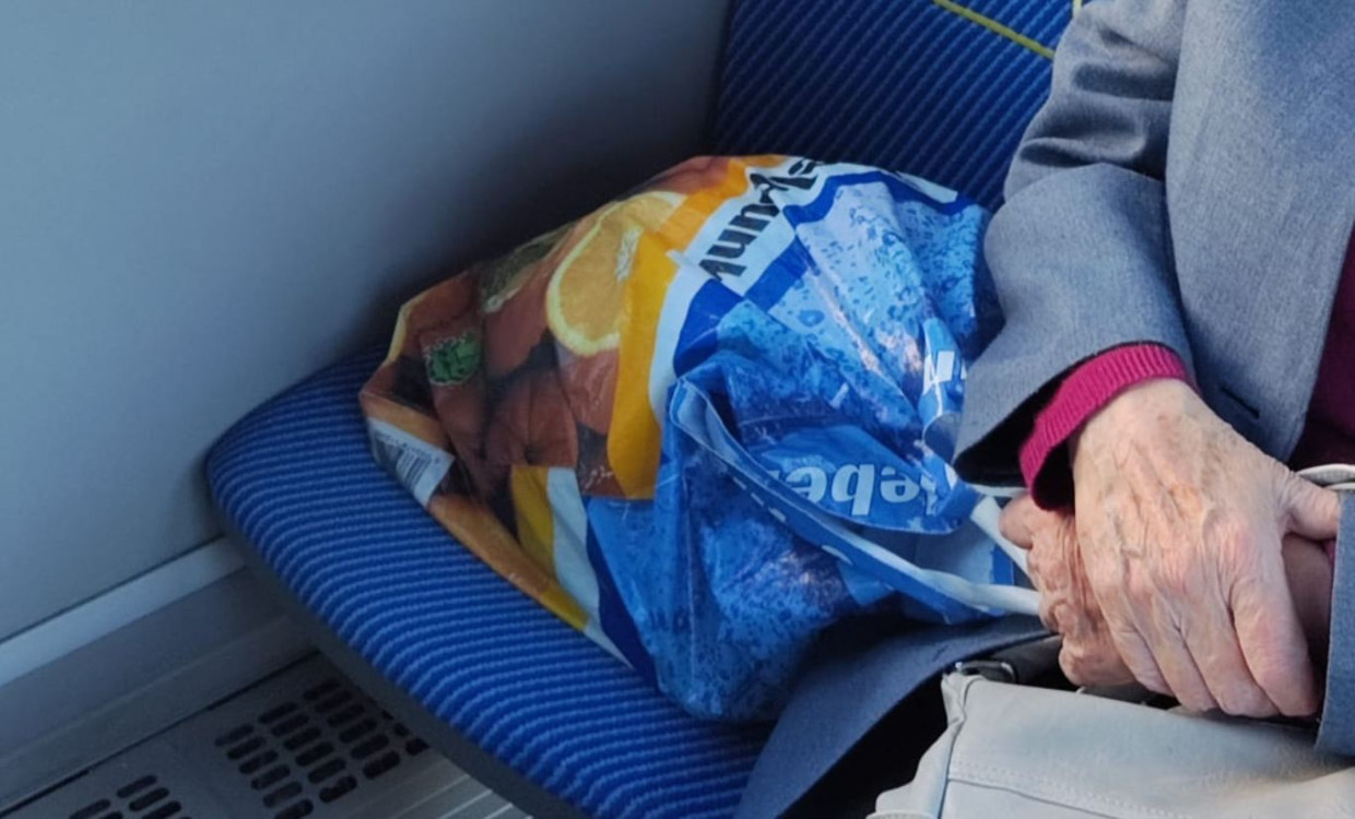 Sezon na reklamówki na siedzeniach w komunikacji miejskiej