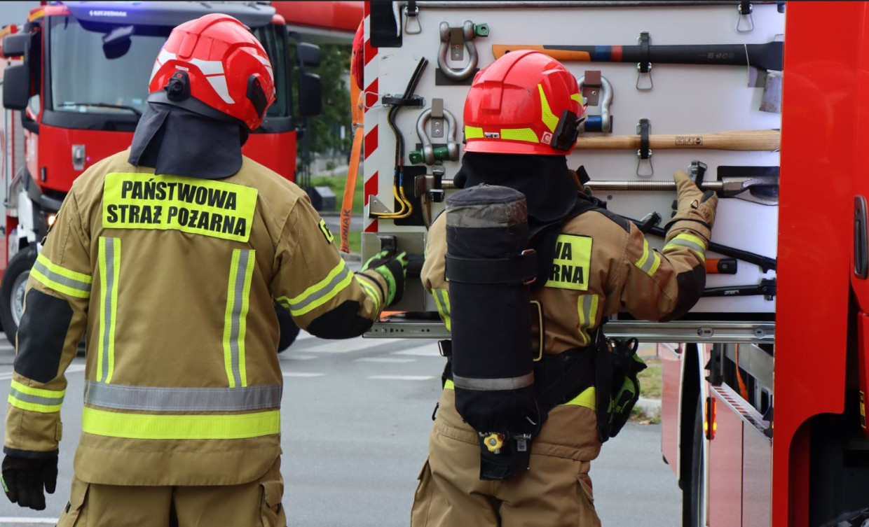Kraków. Samochód wjechał pod tramwaj