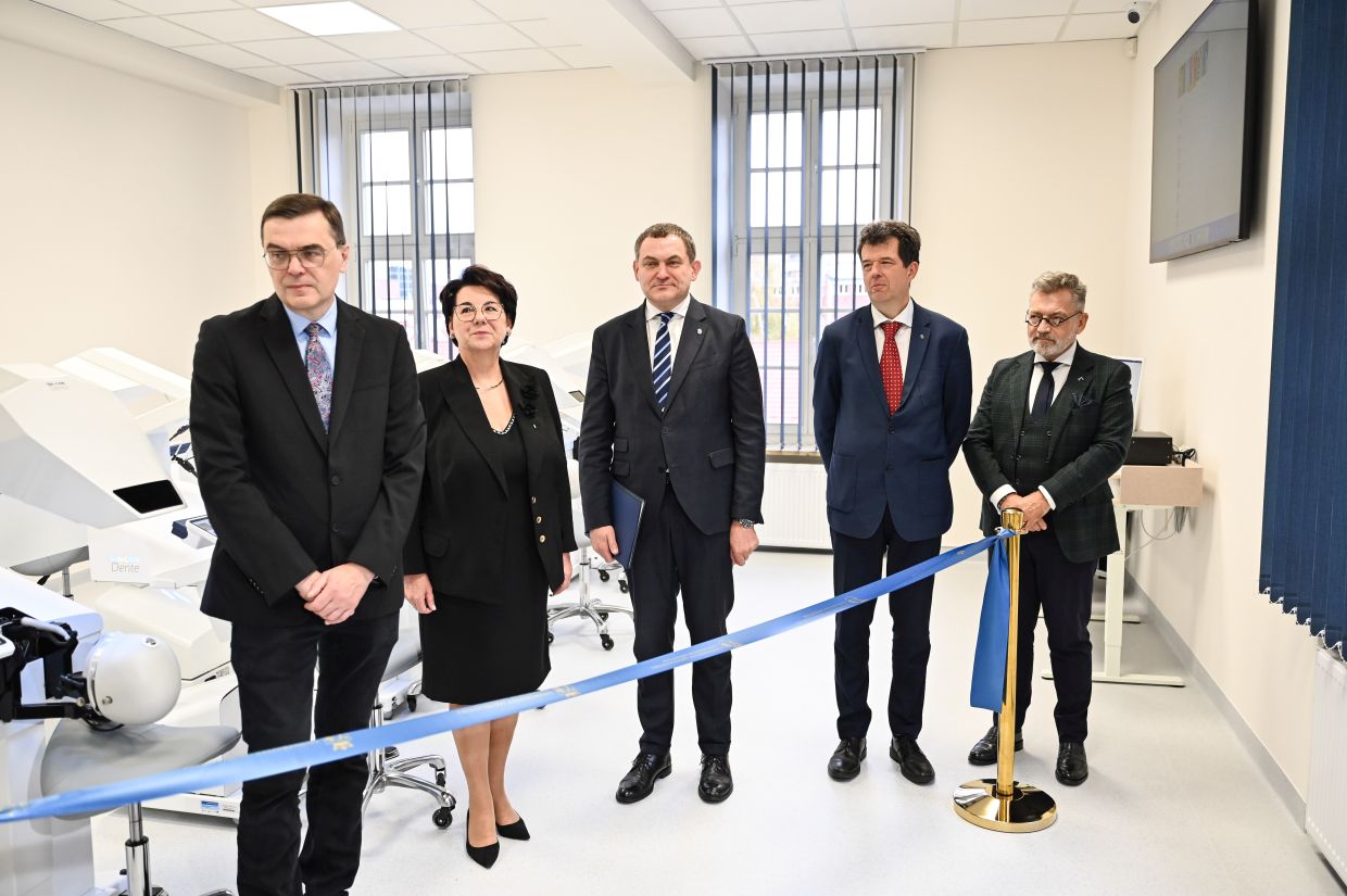 Nowoczesne symulatory dla przyszłych dentystów. Jedyne w Polsce! [ZDJECIA]