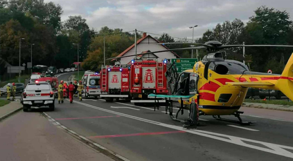 Poważny wypadek w okolicy Krakowa. Na jezdni wylądował śmigłowiec LPR