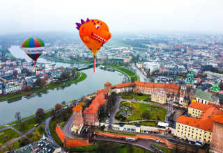 "Balony na ogrzane powietrze z flagą przelatują nad Wawelem"