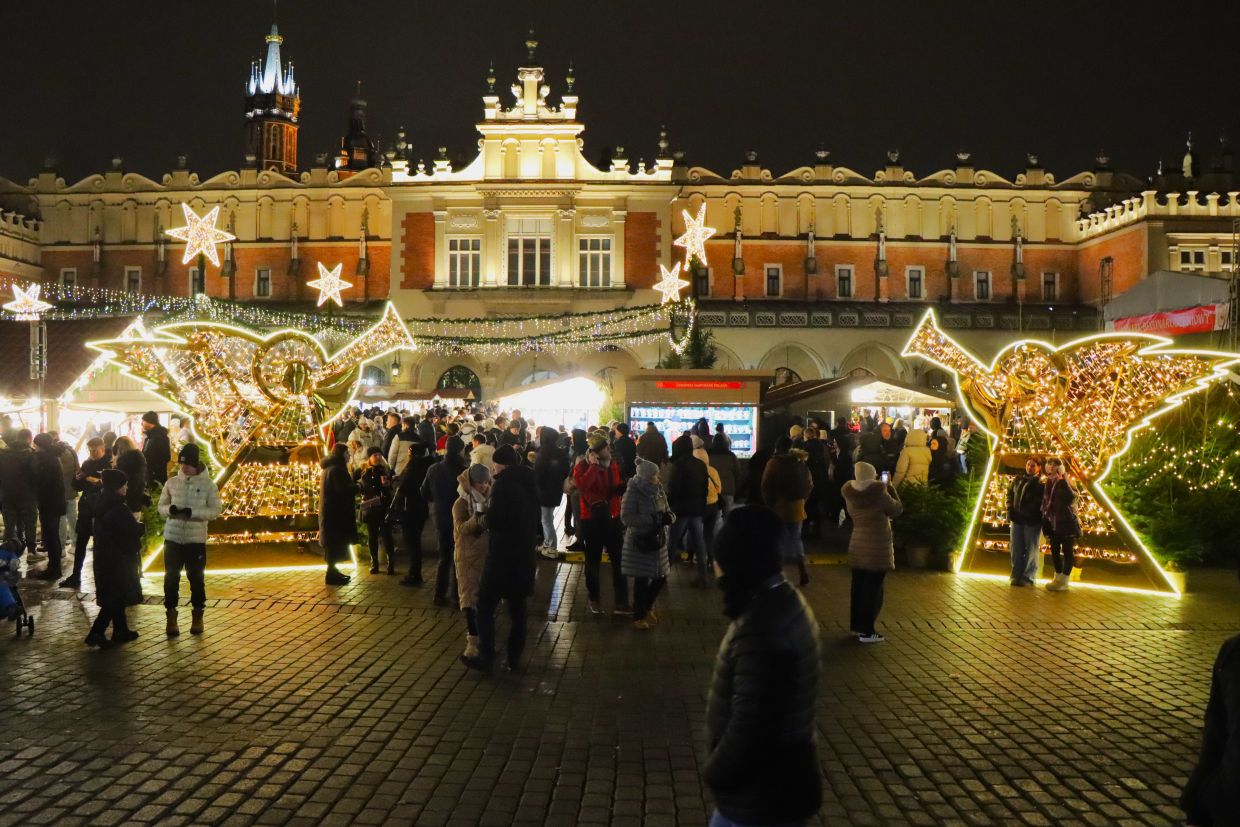 Jarmark Bożonarodzeniowy w Krakowie. Warto go odwiedzić po zmroku [ZDJĘCIA]