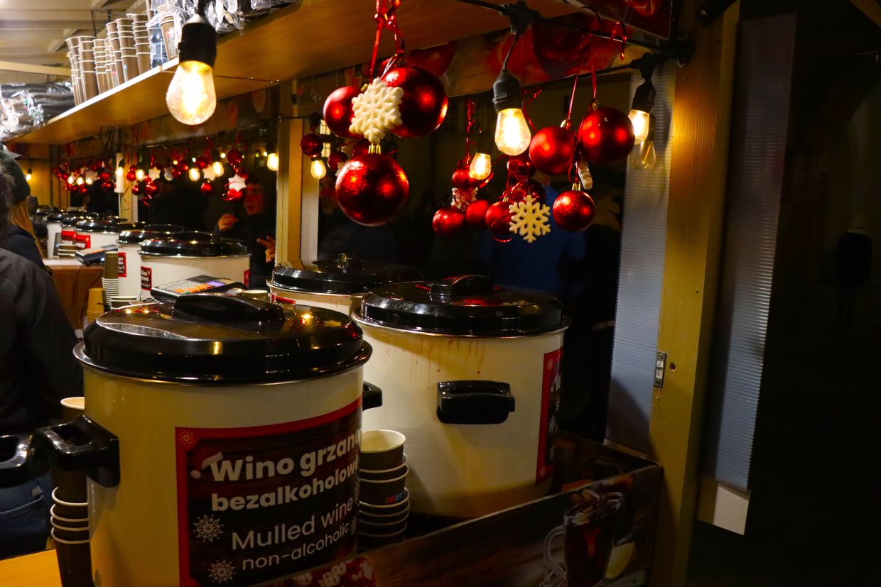 Jarmark Bożonarodzeniowy w Krakowie. Warto go odwiedzić po zmroku [ZDJĘCIA]