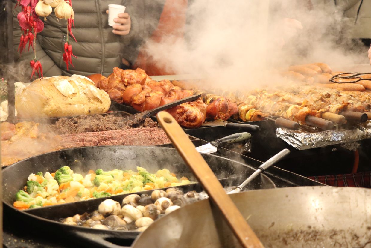 Jarmark Bożonarodzeniowy Kraków 2025. Ile kosztuje jedzenie?