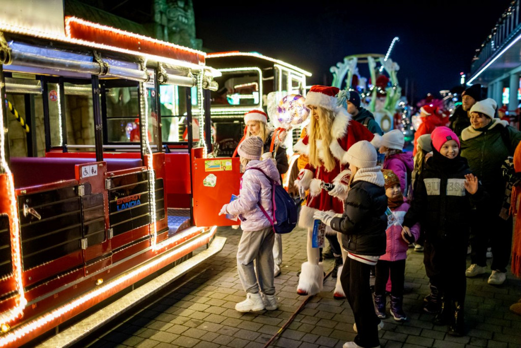 "Spotkanie z Mikołajem w Energylandii – dzieci witające świętego Mikołaja przy świątecznym pociągu w Winter Kingdom."