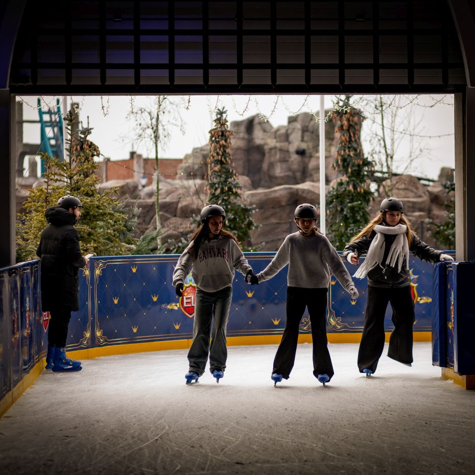 Zadaszone lodowisko Energylandia – goście jeżdżący na łyżwach pośród świątecznych światełek i ozdób.