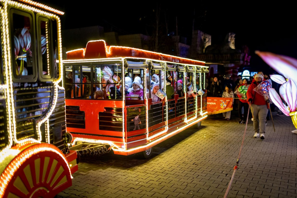 "Świąteczny pociąg Energylandii – kolorowy pociąg z dziećmi przejeżdżający przez teren Winter Kingdom."