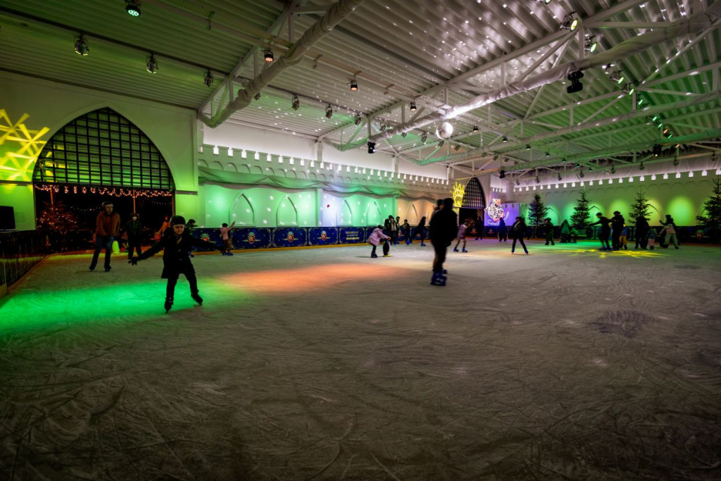 "Lodowisko w Energylandii – grupa osób jeżdżących na łyżwach podczas Winter Kingdom w Energylandii."