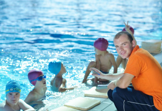 "Jak przygotować dziecko do zajęć na basenie? Niezbędnik dla rodziców"
