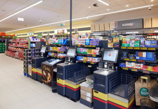 "Wnętrze sklepu Biedronka"