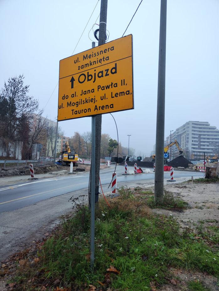 Znaki wprowadzały w błąd kierowców. Interwencja CowKrakowie.pl [ZDJĘCIA]