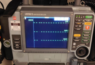 "Wnętrze karetki pogotowia"