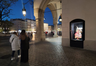 "Lajkonik w gablocie wnęce Sukiennic"