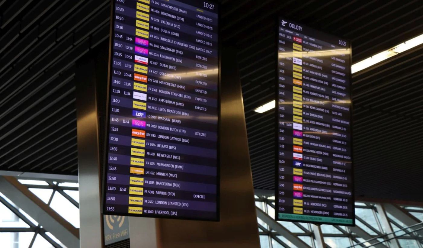 Uwaga podróżni! Poważne zakłócenia na Kraków Airport – są przekierowania