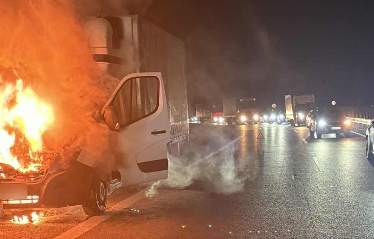 Auto dostawcze w ogniu [ZDJĘCIA]