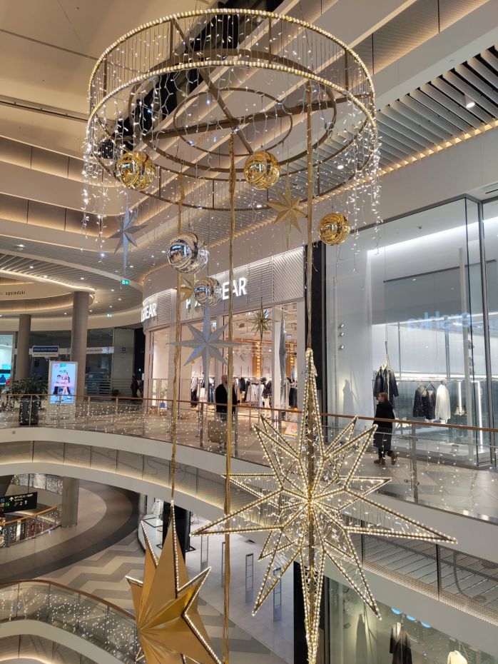 Ponad miesiąc przed świętami – Galeria Serenada w świątecznej odsłonie [ZDJĘCIA]