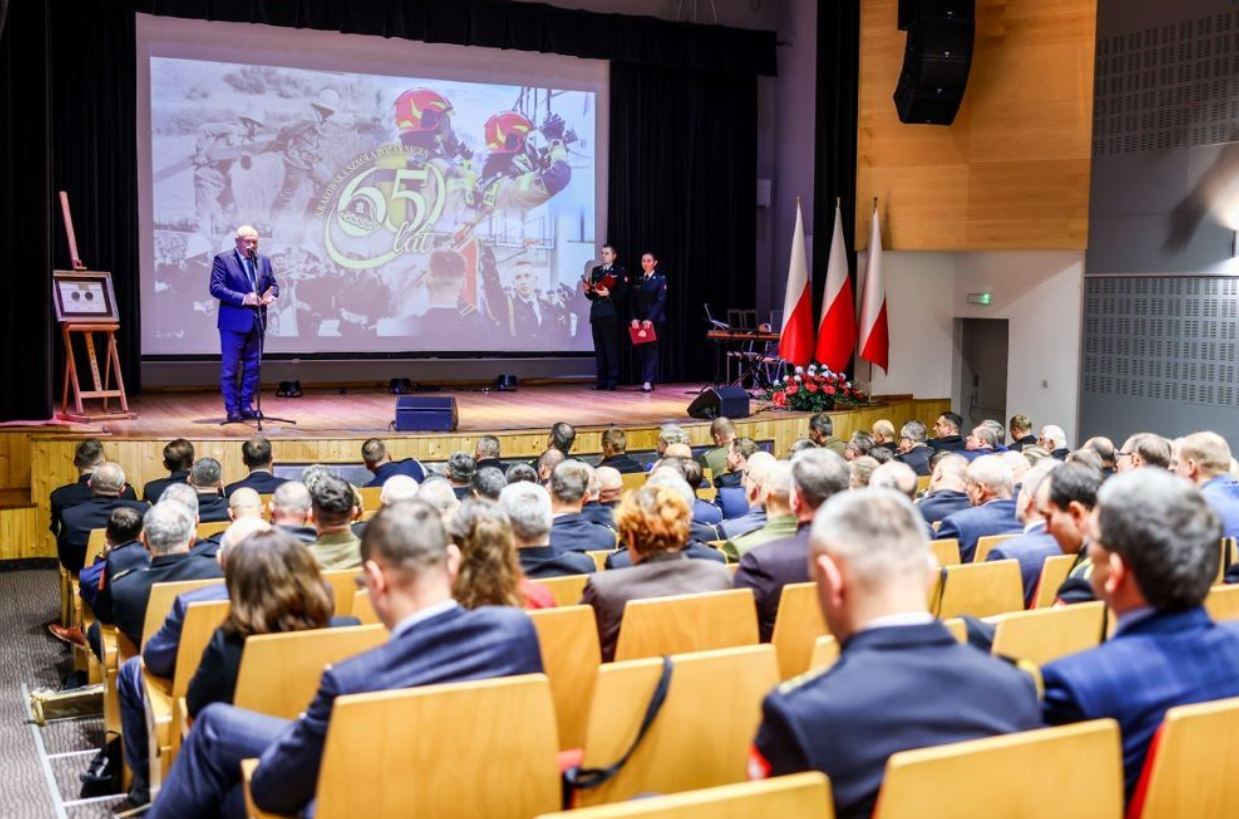 Uroczyste 65-lecie Szkoły Pożarniczej w Nowej Hucie. Samorząd wręczył odznaczenie