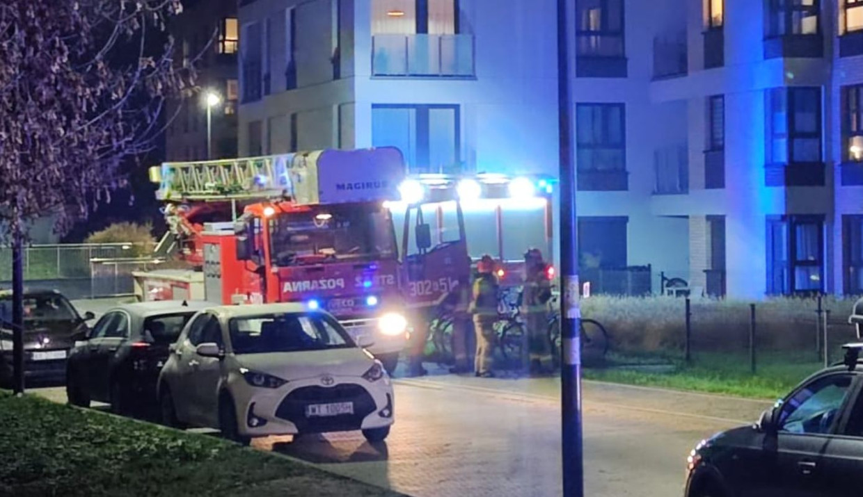 Trzy wozy strażackie pod blokiem przy Lema w Krakowie [ZDJĘCIA]