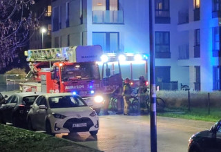 "Straż pożarna przed blokiem przy ulicy Lema w Krakowie"