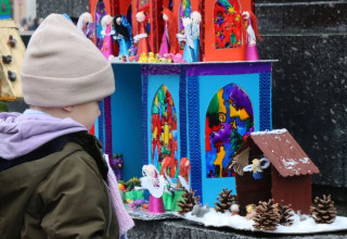 "Dziecko oglądające szopki w Krakowie"