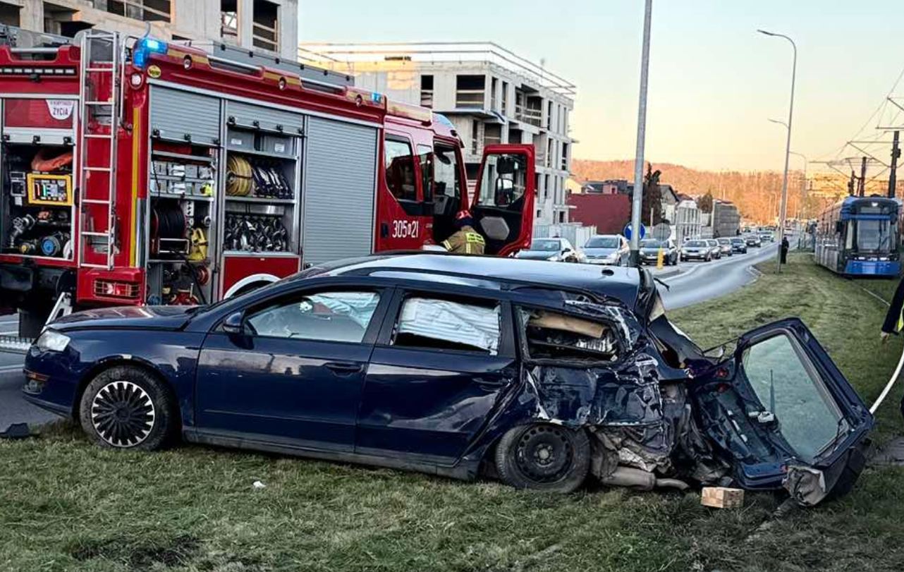 Kraków. Po zderzeniu z tramwajem z auta nic prawie nie zostało