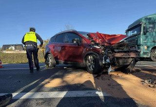 "wypadek w Wielkiej Wsi, zderzył się samochód osobowy z traktorem"