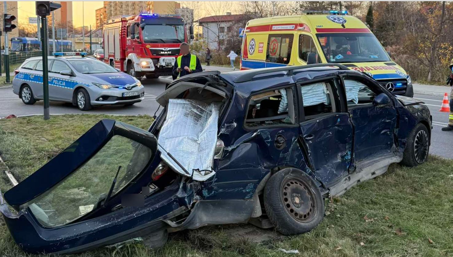 Kraków. Po zderzeniu z tramwajem z auta nic prawie nie zostało