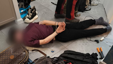 "Zatrzymany mężczyzna leży na podłodze"