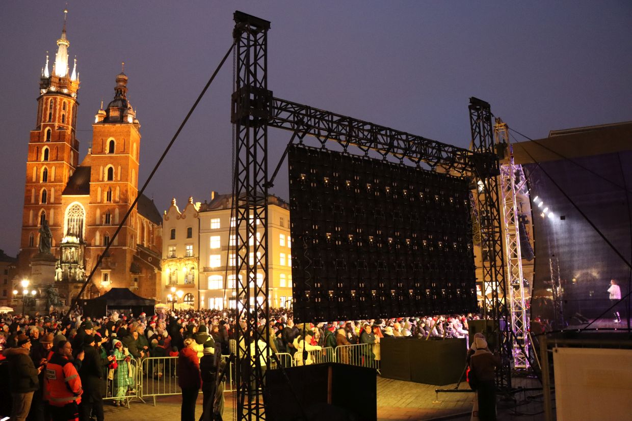 Świąteczne karaoke i oświadczyny. Tak wyglądało rozświetlenie choinki w Krakowie [ZDJĘCIA]