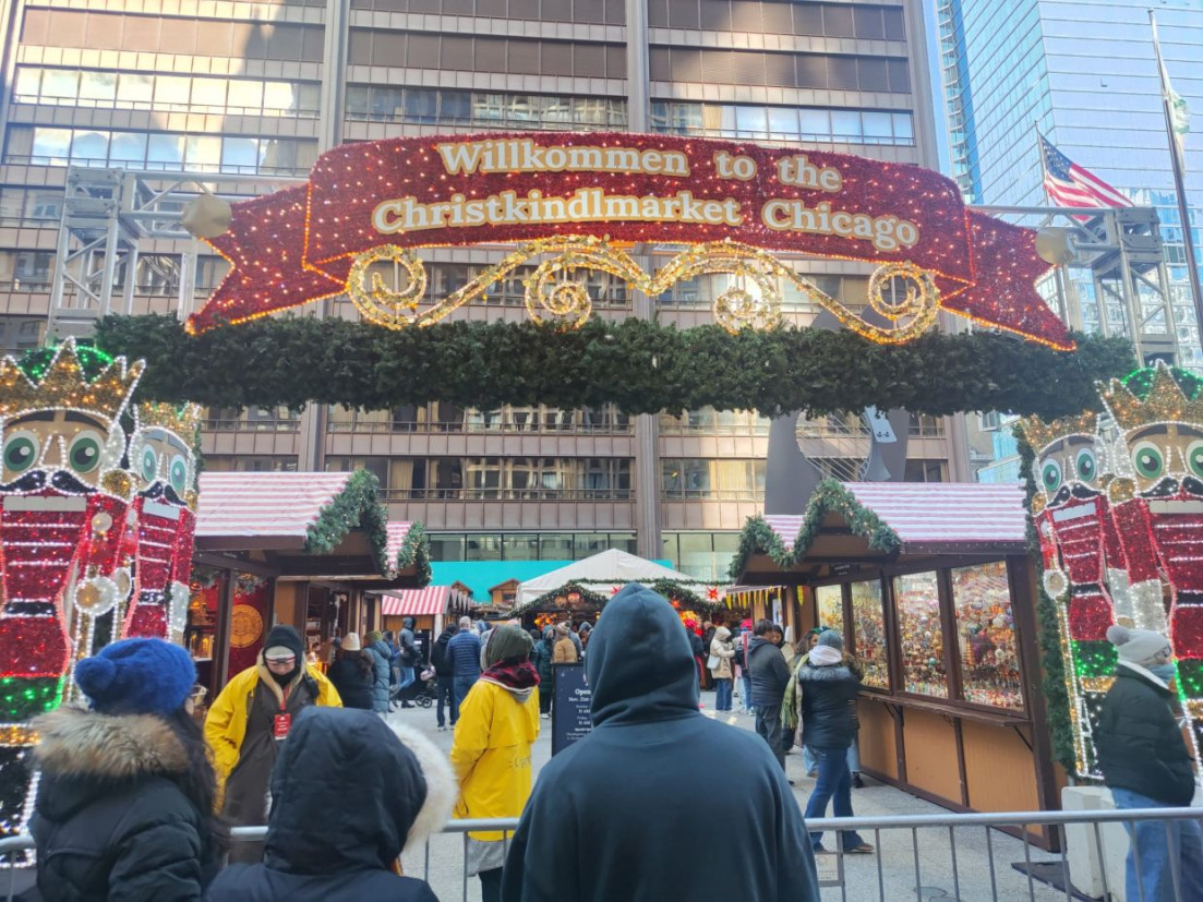 Tłok na krakowskim jarmarku. Sprawdziliśmy, jak robi to Chicago