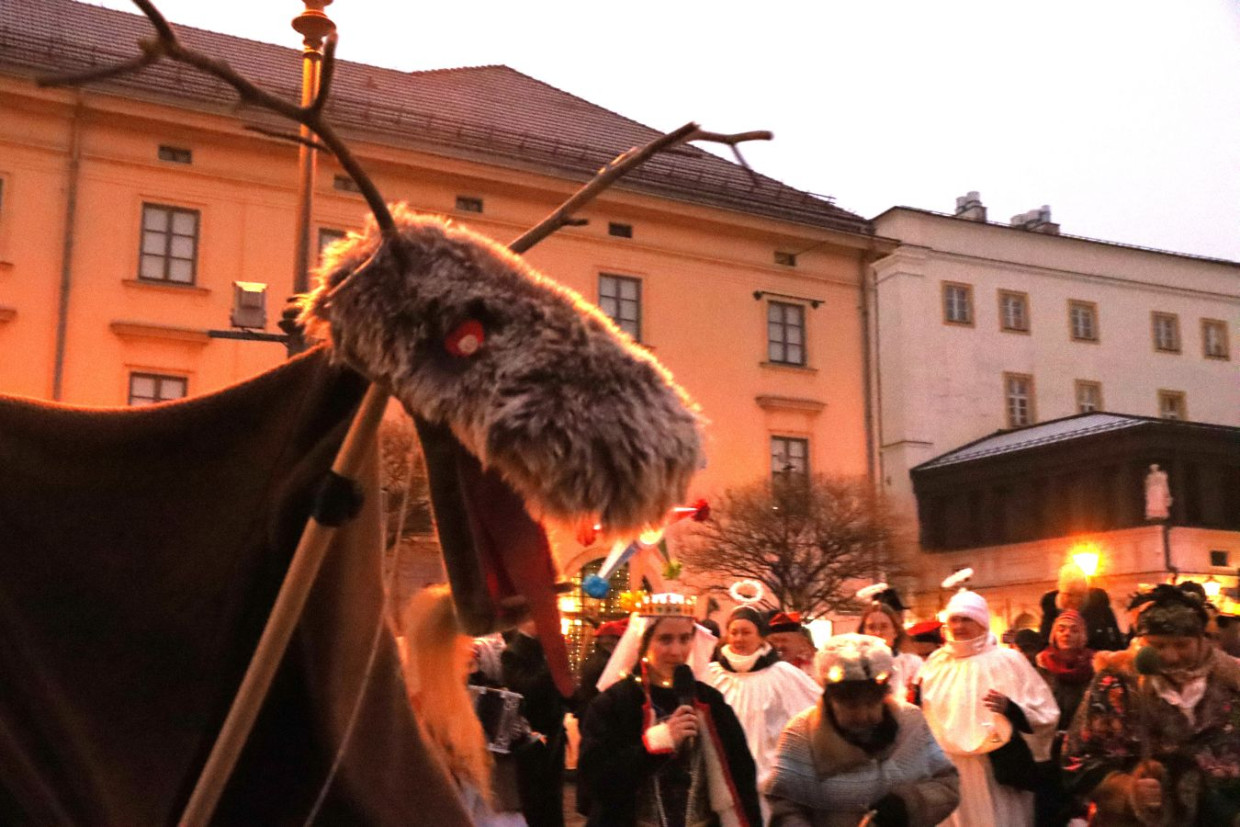 Zimowy pochód kolędniczy w Krakowie. Tradycja na ulicach miasta [ZDJĘCIA]