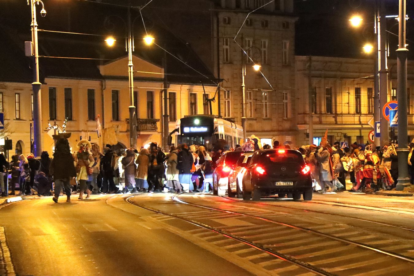 Kolędnicy wyszli na ulice Krakowa. Miasto na chwilę zwolniło [ZDJĘCIA]