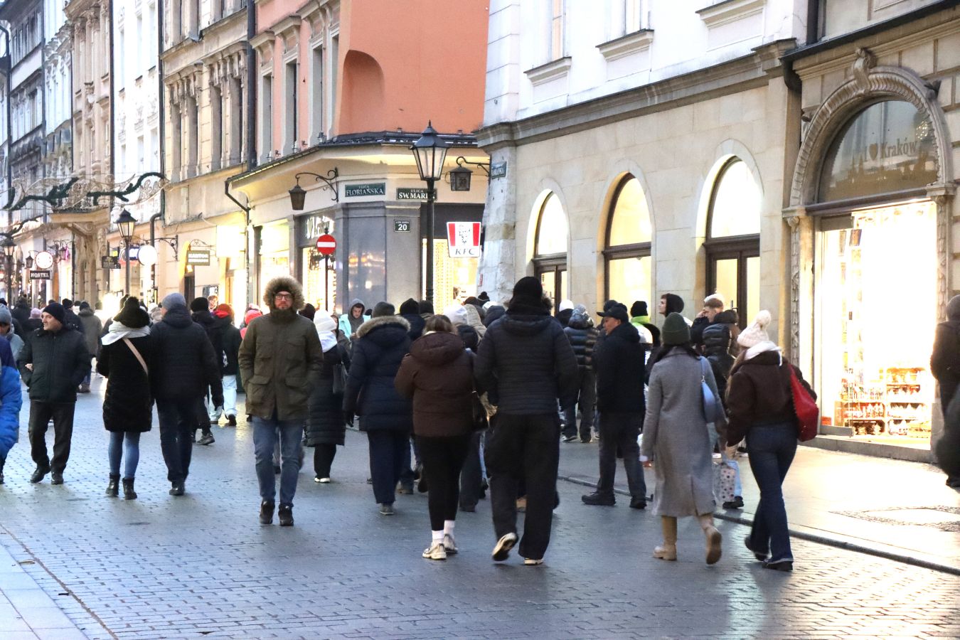 Tłumy na Rynku i magiczny klimat. Tak wyglądała ostatnia sobota roku w Krakowie [ZDJĘCIA]