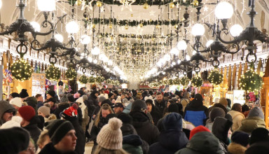 "Tłumy turystów w Sukiennicach w Krakowie, ostatnia sobota grudnia 2025"