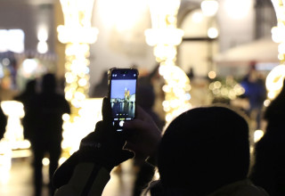 "Rynek Główny. Osoba robiąca zdjęcie telefonem"