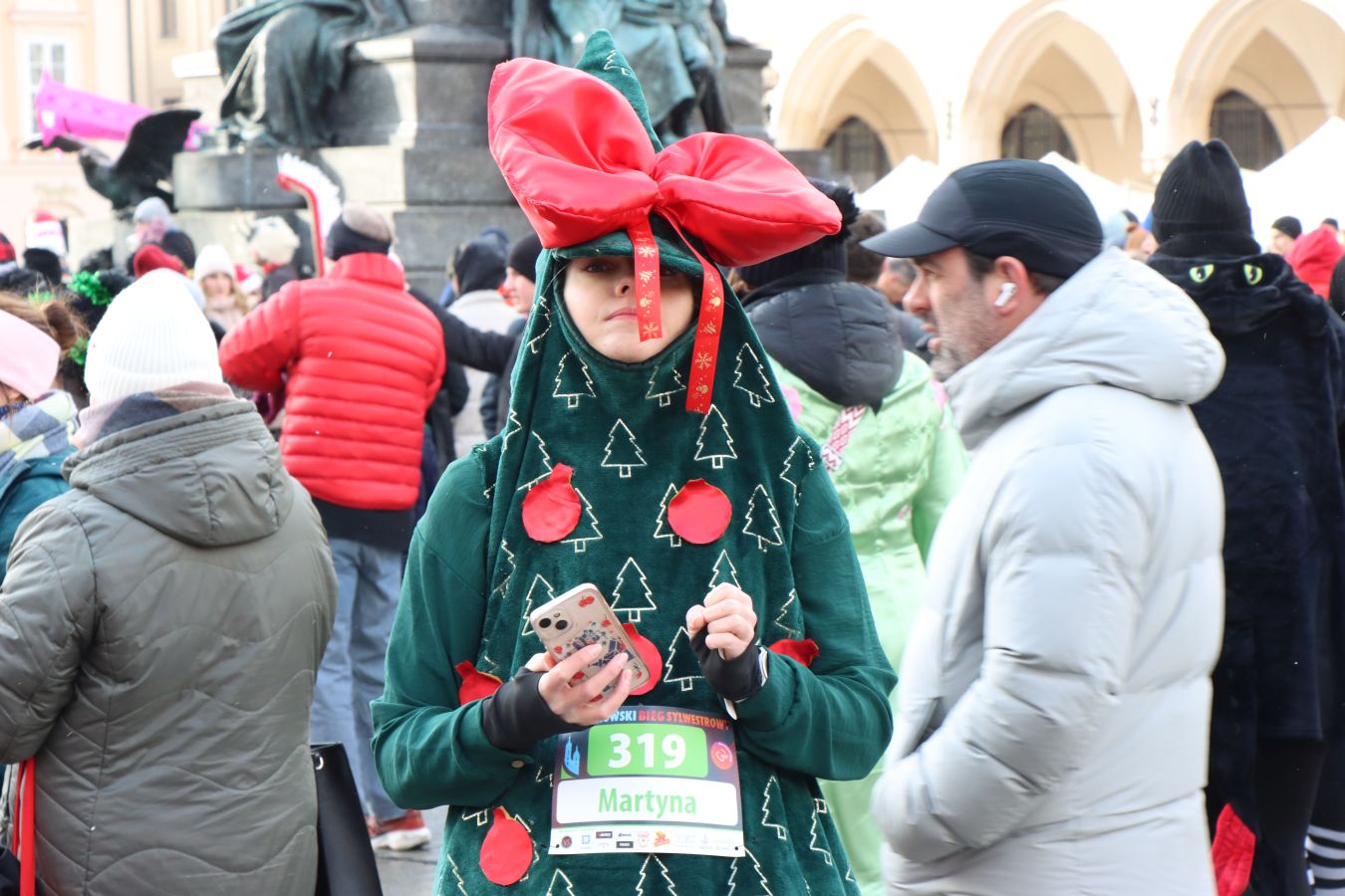 Krakowski Bieg Sylwestrowy 2025. Kolorowe przebrania na Rynku Głównym [ZDJĘCIA]