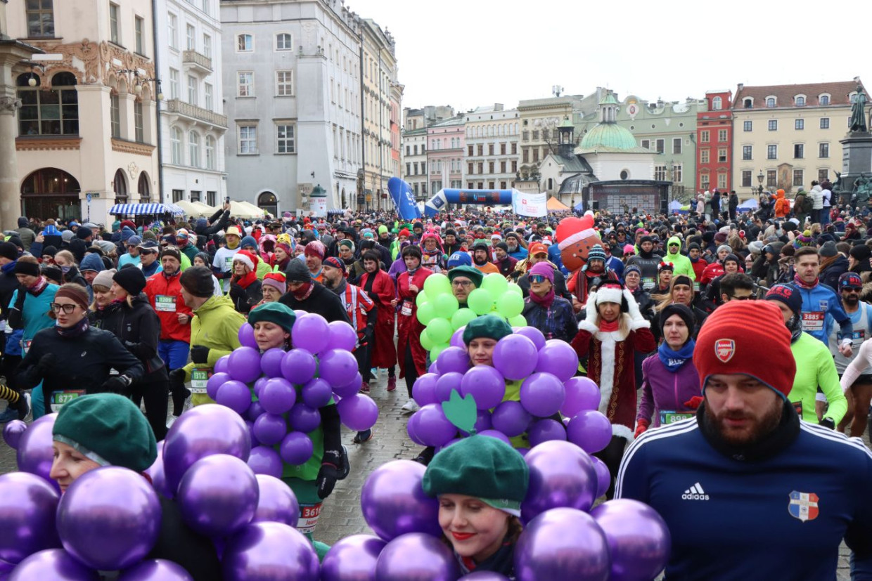 Krakowski Bieg Sylwestrowy 2025. Kolorowe przebrania na Rynku Głównym [ZDJĘCIA]
