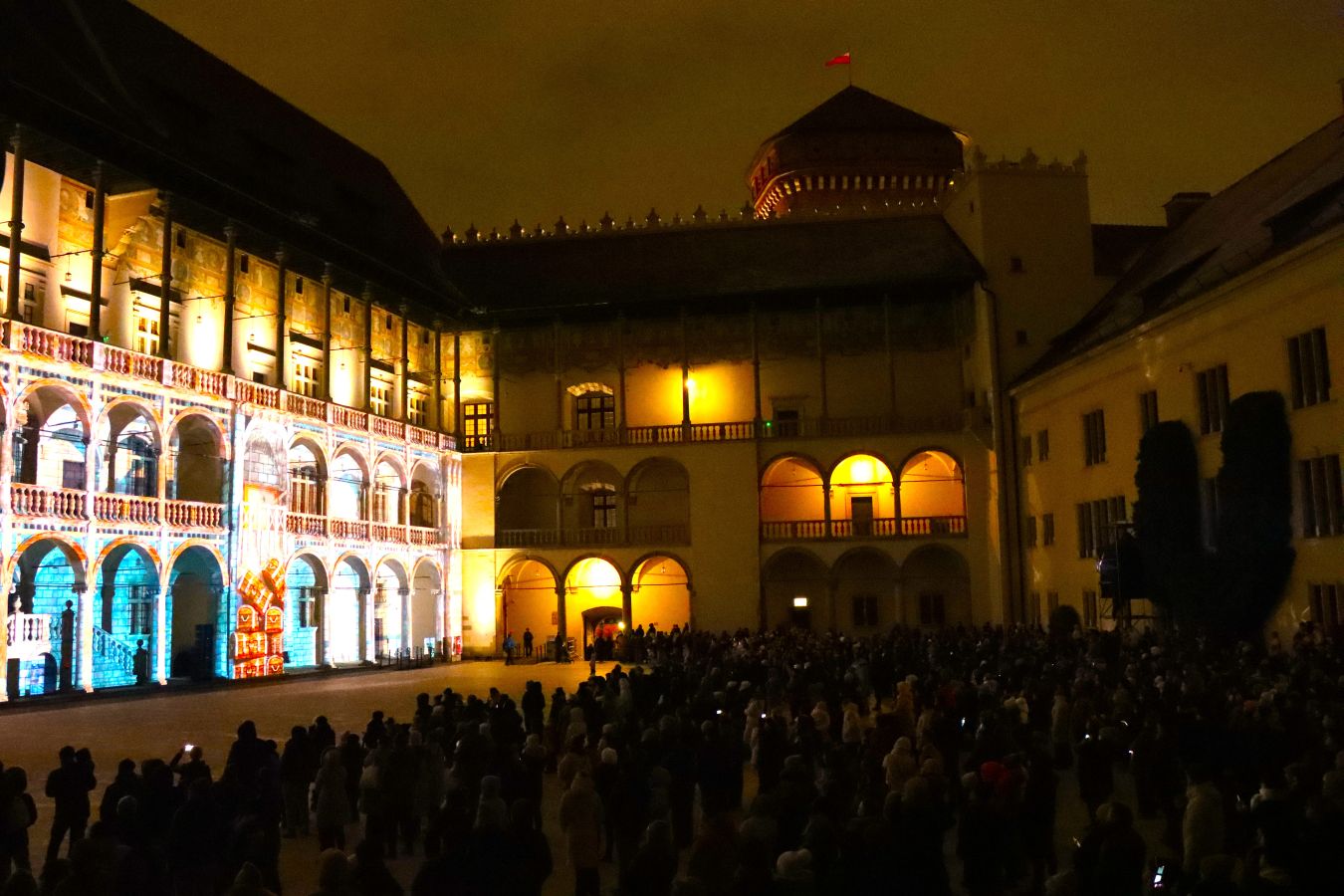 Tłumy na dziedzińcu Wawelu. Bezpłatny pokaz multimedialny po zmroku [ZDJĘCIA]