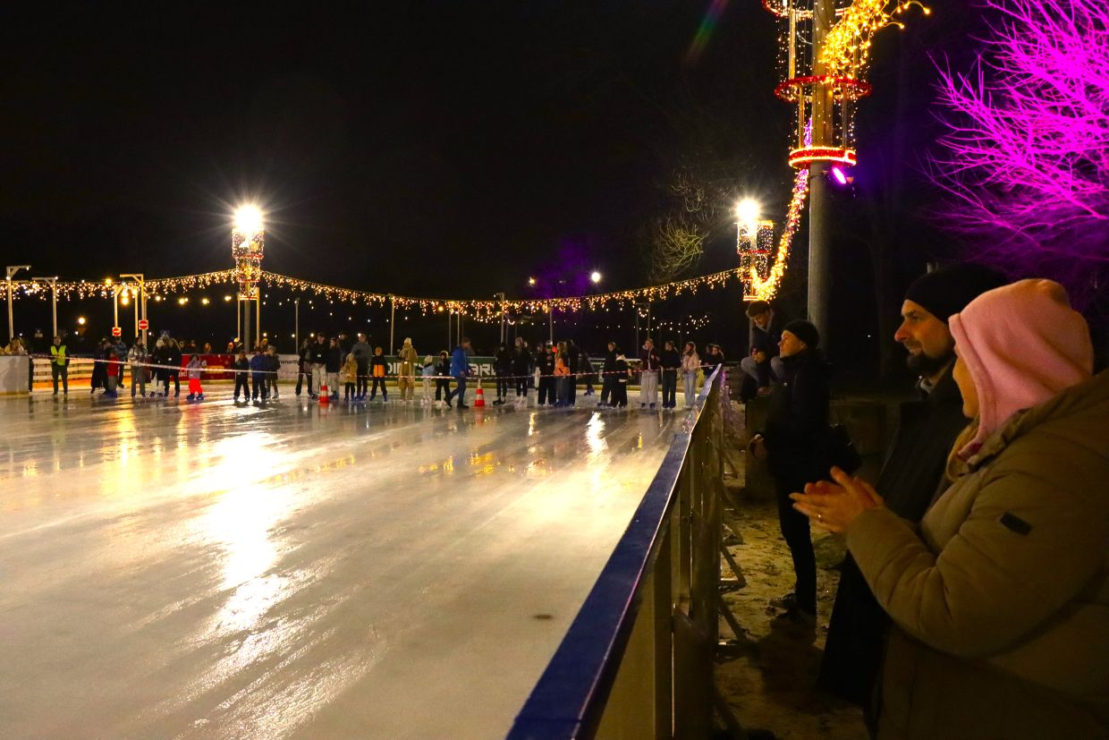 Świąteczne piruety na lodzie w Krakowie. Tak wyglądał wyjątkowy pokaz w Parku Jordana [ZDJĘCIA]