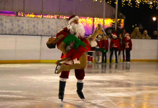 "Pokazy łyżwiarstwa na lodowisku w parku Jordana"