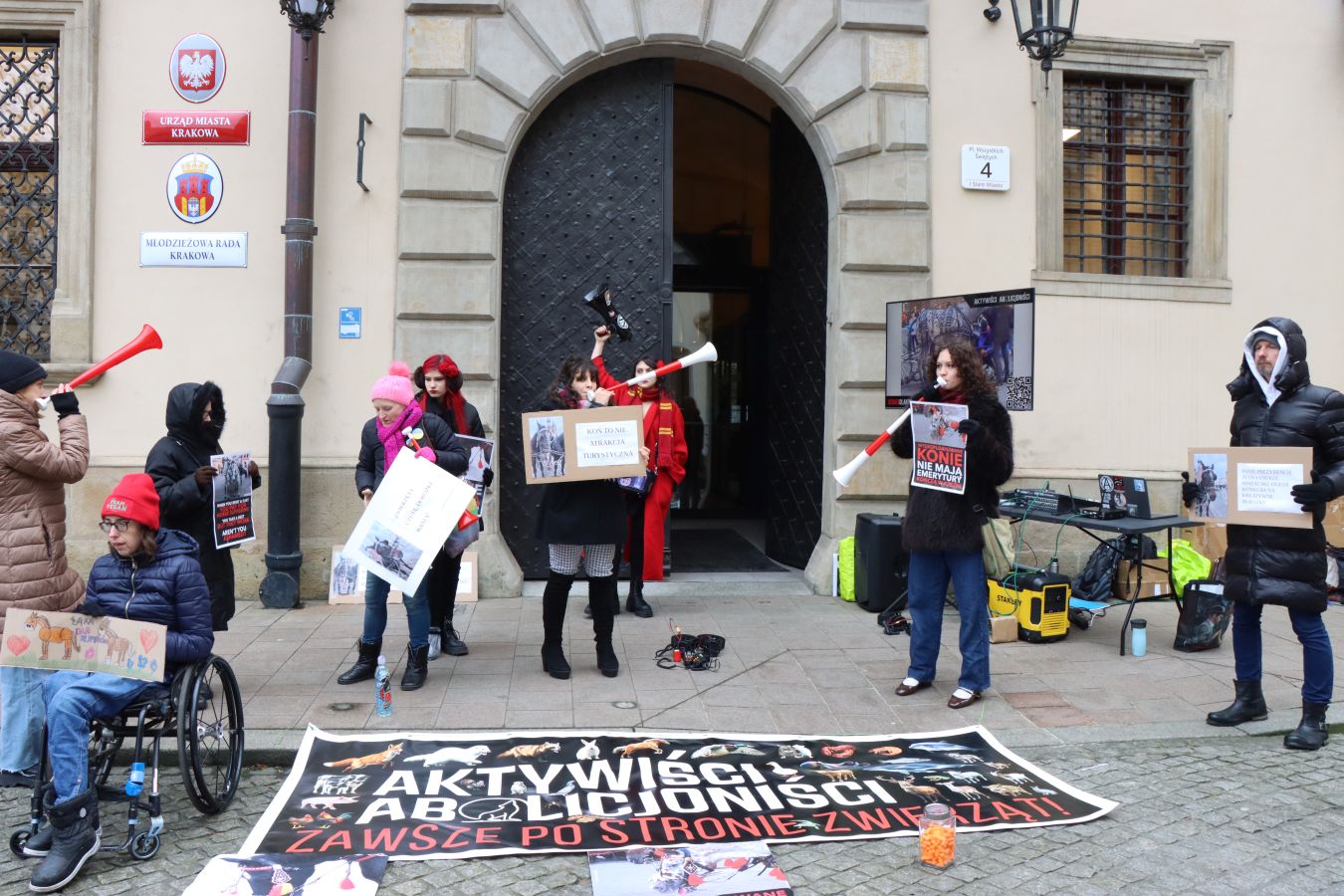 Hałas, którego nie dało się zignorować. Pod magistratem zawrzało w sprawie koni [ZDJĘCIA]